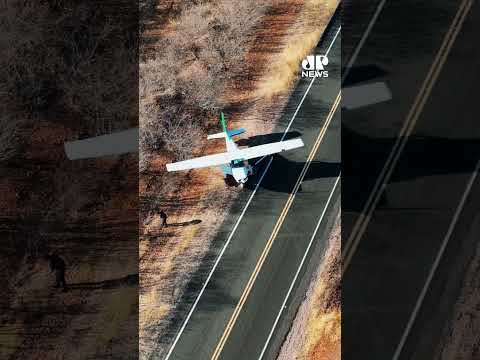Avião faz pouso forçado em rodovia no Piauí após apresentar problemas durante voo #Shorts