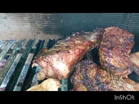 Asadito de domingo , vacío , cerdo , pollo , y Chori!!! Muy rica carne !!!