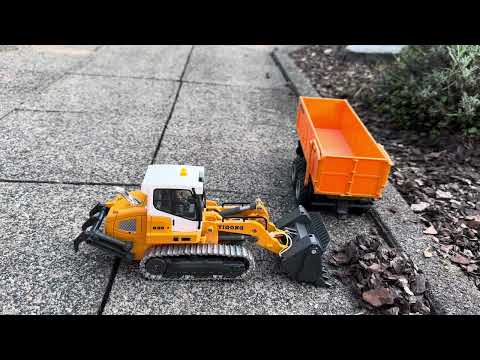 Raupenlader angeblich im Maßstab 1:50, passt aber gut zu 1:32.