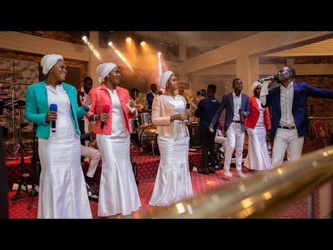 Start dancing 💃before you watch this video. Koda's "Mensiden menkamfo wo" by Ghana's finest band DHL