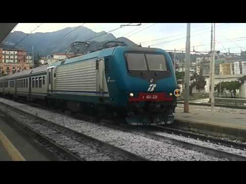 treno regionale a salerno con mazinga dietro