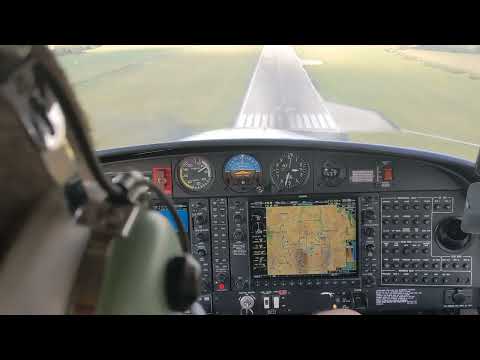 Diamond DA40 G1000 Long Final to Poprad-Tatry(LZTT), Slovakia