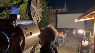 In piazza a Treviso il film «Signore e Signori» con proiettore e pellicola originali dell’epoca
