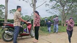 Download lagu The girl was being hunted by her creditor. What did she do after finding a large sum of money? mp3 Download lagu The girl was being hunted by her creditor. What did she do after finding a large sum of money? mp3
