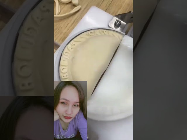 Vídeo relacionado con Bavokon Máquina para Hacer Empanadillas,Bola Masa 2 En 1,2023 Nueva Bola Masa,Prensa Masa para Empanadas Y Albóndigas,Maquina Manual para Hacer Empanadas Rápido Y Conveniente