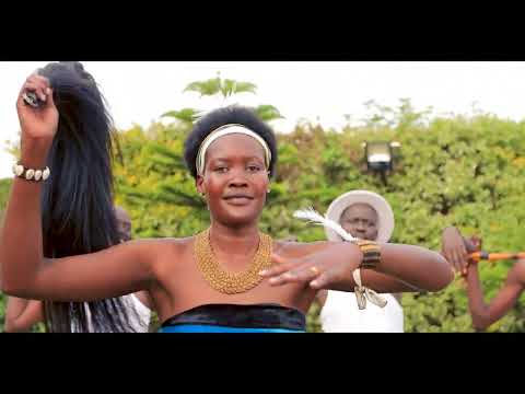 Queen of Voice - Rinke Twi Tueeŋ (Official Video)