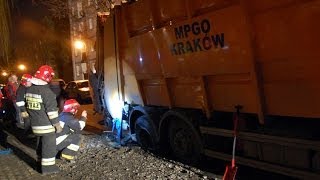 preview picture of video 'Wadowice: pod śmieciarką zawaliła się ulica'