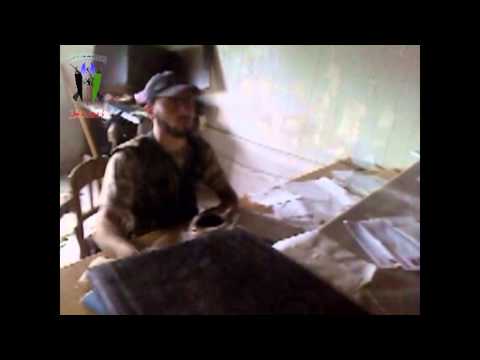 مقاتلي لواء جبل التركمان داخل مبنى النفوس في بلدة ربيعة في ريف اللاذقية بعد السيطرة عليها