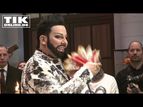 Verrückter Auftritt: Harald Glööckler zeigt Models in Servietten-Kleidern!