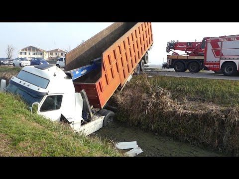 Poggio Renatico, autocarro esce di strada e si pianta nel canale
