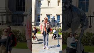 Silverman Statue offering VIP treat to the audience.#valentinethestatue #silvermanstatueofficial