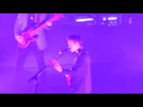 Arctic Monkeys - Do I Wanna Know? @ MILANO Mediolanum Forum (2013)