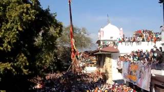 preview picture of video 'Lakhs of Sikh devotees attend flag hoisting at Jhanda Mela in Dehradun'