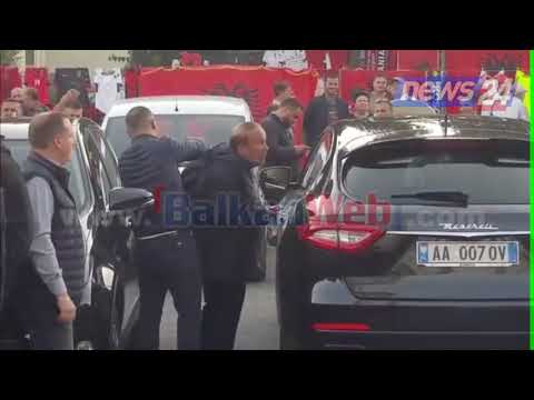 Ekspozita “4 herë Kampionë”, Fatos Nano shfaqet në Shkodër për të parë kupat e Italisë