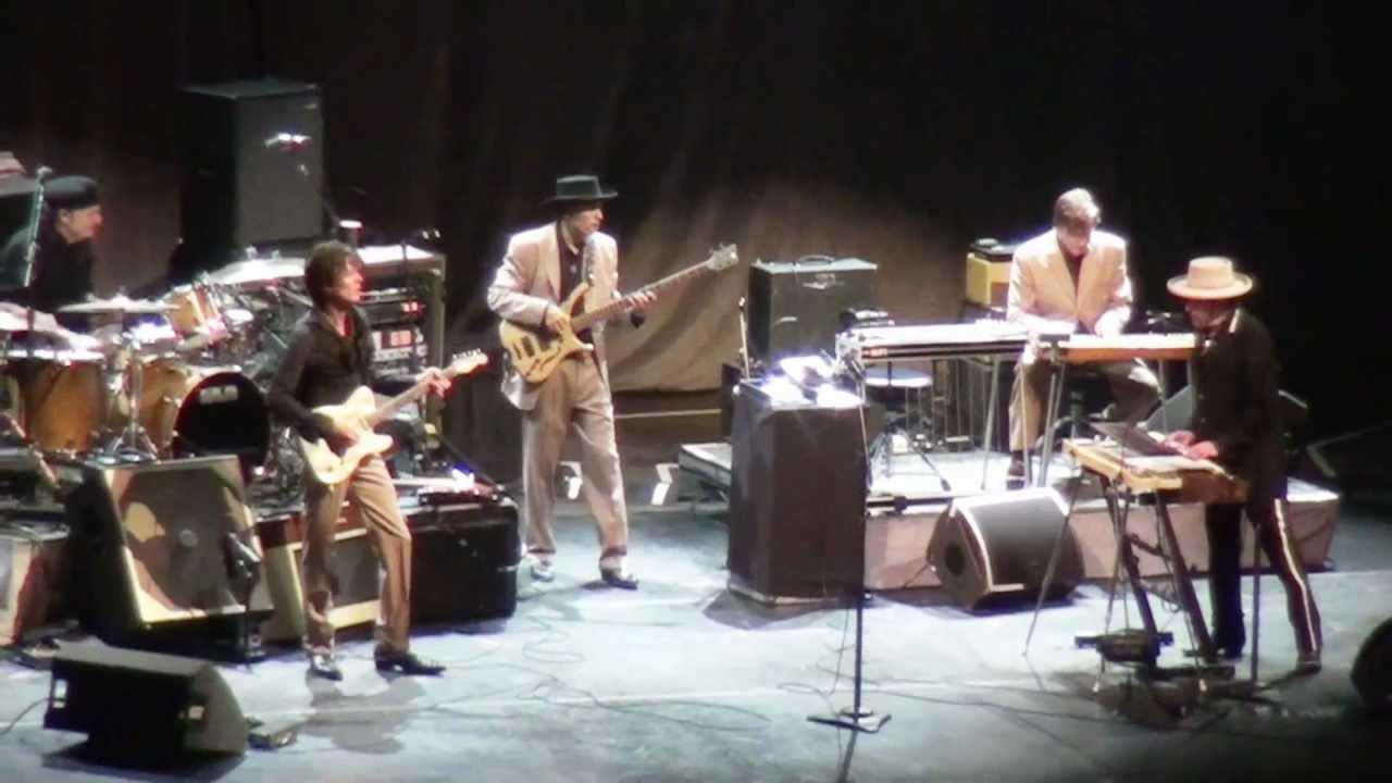 Thunder On The Mountain - Bob Dylan - Berlin 29.10.2011 - YouTube