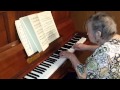 Бабушка играет на пианино 