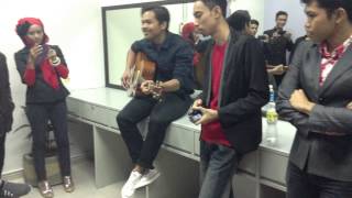 Aizat Amdan practicing Pergi with UTAMA group from UUM