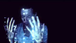 Kadr z teledysku Waiting For The End tekst piosenki Linkin Park