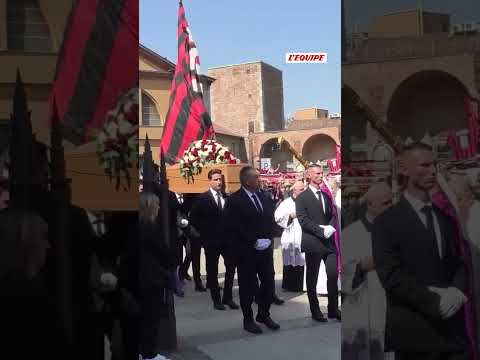 🕊️🇮🇹 Les supporters milanais accompagnent l'arrivée du cercueil de Franco Baresi #shorts #football