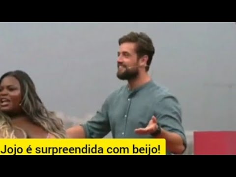 Jojo Todynho recebe um beijo do ator Rafael Cardoso na Central da Copa!