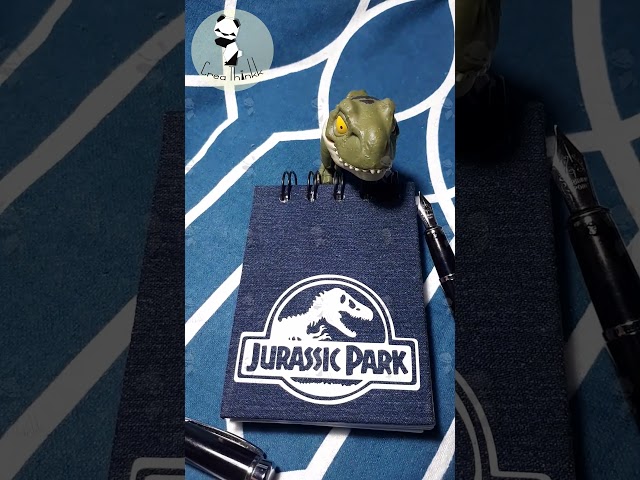 Vídeo relacionado con PRESTIGE & DELUXE Juego de escritura compatible con cuadernos Jurassic World cuadriculados 4 mm - Formato A4 21 x 29,7 cm para la escuela + llavero silbato de regalo