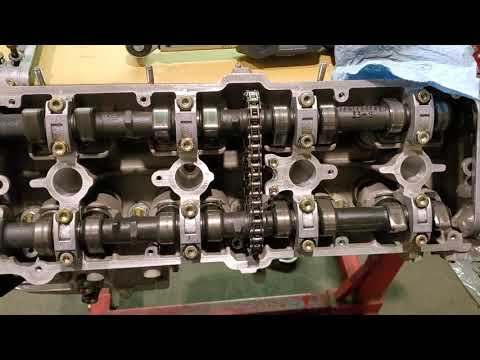 Setting camshafts in a 32V Porsche 928.