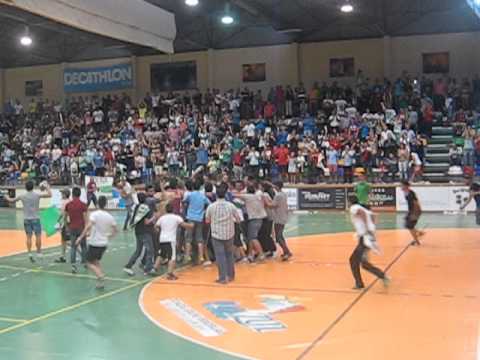 Último Penalti de la tanda Elche futsal-Torrelodones y celebración por todo lo alto.