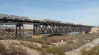 preview picture of video 'BNSF Z-train crosses the Colorado River'