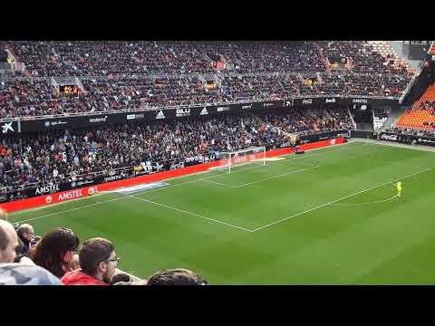 Valencia fans singing and making a great atmosphere at Mestalla against Real Sociedad
