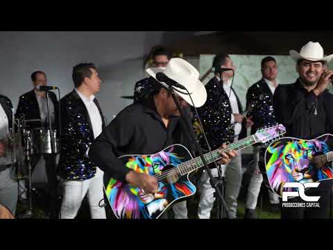 Los Paseños de Jesus Maria ft Banda populares del llano - Corrido Del Pollo { en vivo }