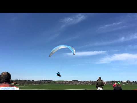 Turbulente Gleitschirm-Landung am Buchenberg