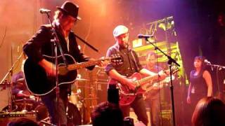 The Beauties cover "Fairytale of New York" at the Andy Kim Christmas Show