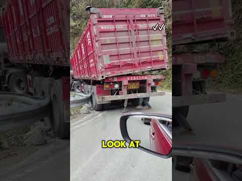 😱 Have you seen this? A truck with a built-in hydraulic jack