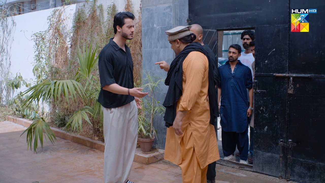 Abhe Aur Isi Waqt Ghar Khali Kro..!! #hinatariq - Aye Dil Aazma Nahin - HUM TV