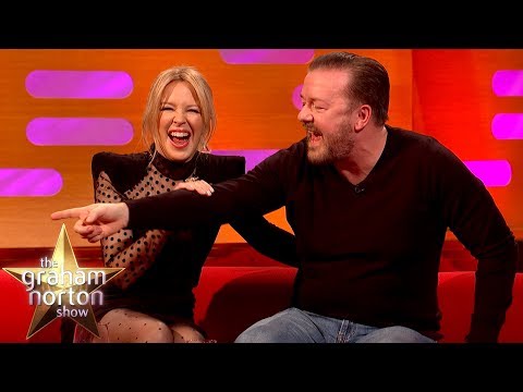 Ricky Gervais je objektem serenády a na svých show zakazuje led