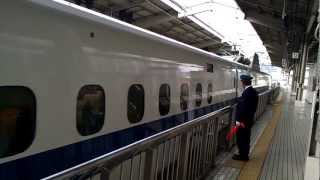 preview picture of video 'Bullet train (Shinkansen) arriving at Shinagawa Station, Tokyo'