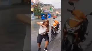 Download lagu video lucu saat hujan #shorts mp3
