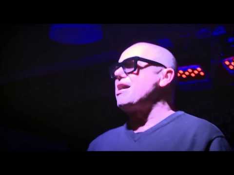 Jiří Korn zpívá bez mikrofonu