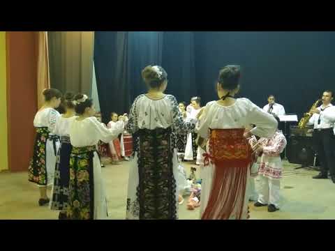 Montajul folcloric: "Nunta păpuşilor"