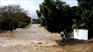 preview picture of video 'Boesmansriviermond / Bushmans River Mouth flood - 18 Oct 2012'