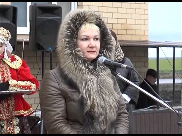 Старый дом позади