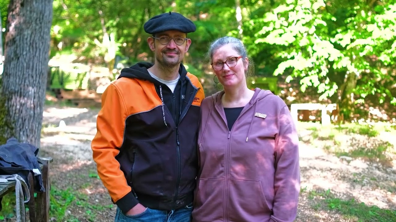 Visitez une ferme de porc noir gascon et dégustez de la charcuterie avec Noellie et Eric - Vidéo