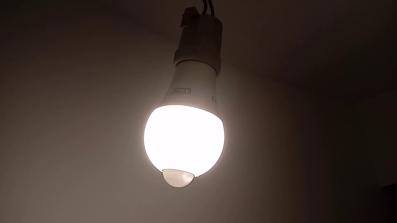 Żarówka LED z sensorem ruchu LETHE z Biedronki
