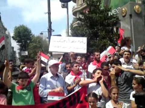 مظاهرة بقيادة إبراهيم القاشوش أمام القنصلية السورية في مدينة اسطنبول في تركيا في جمعة "صمتكم يقتلنا" دعماً للثورة السورية