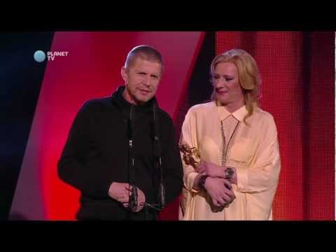 Viktorji 2012 Borut Veselko podeli viktorja za posebne dosežke Urški Alič