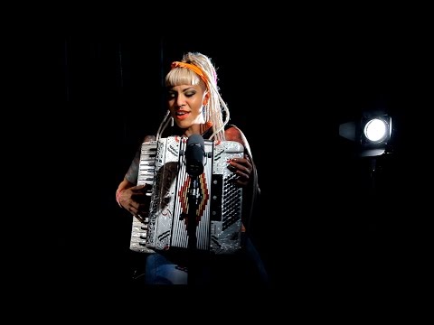 Azul Carrizo - Abrazame (Videoclip Oficial)