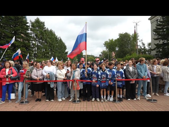 В День Государственного флага в Ангарске традиционно подняли 30-метровый российский триколор