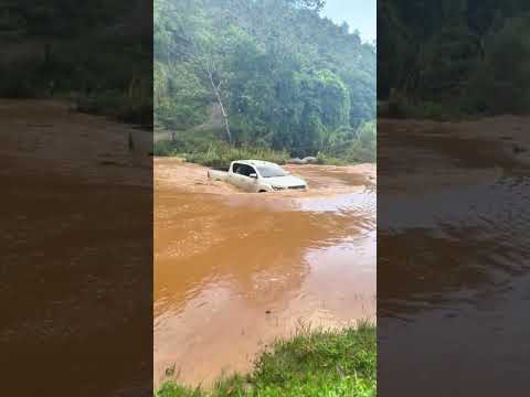 ¡Cruzaron un río furioso en su camioneta!😱#shorts