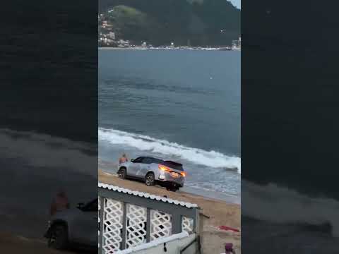 Carros com som automotivo na praia levam perigo à banhista em Garatucaia