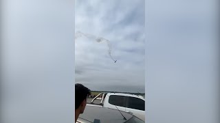 Cayó una avioneta en un vuelo de exhibición en feria agrícola de Chaco y murieron piloto y copiloto